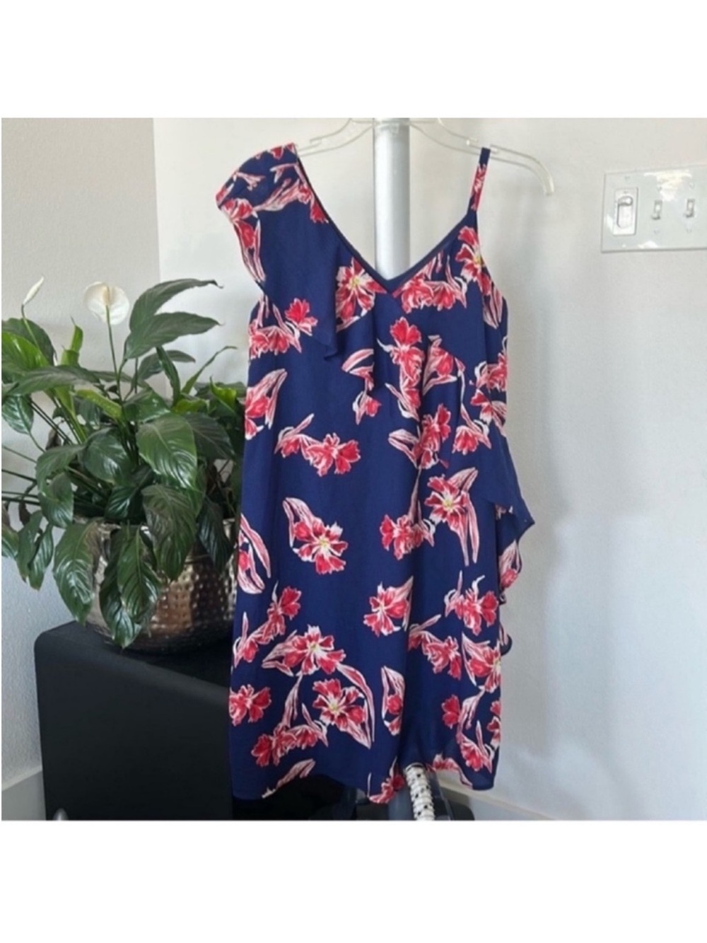 A pea in the pod Maternity Floral Summer dress Sz XS Navy Red V neck Ruffle